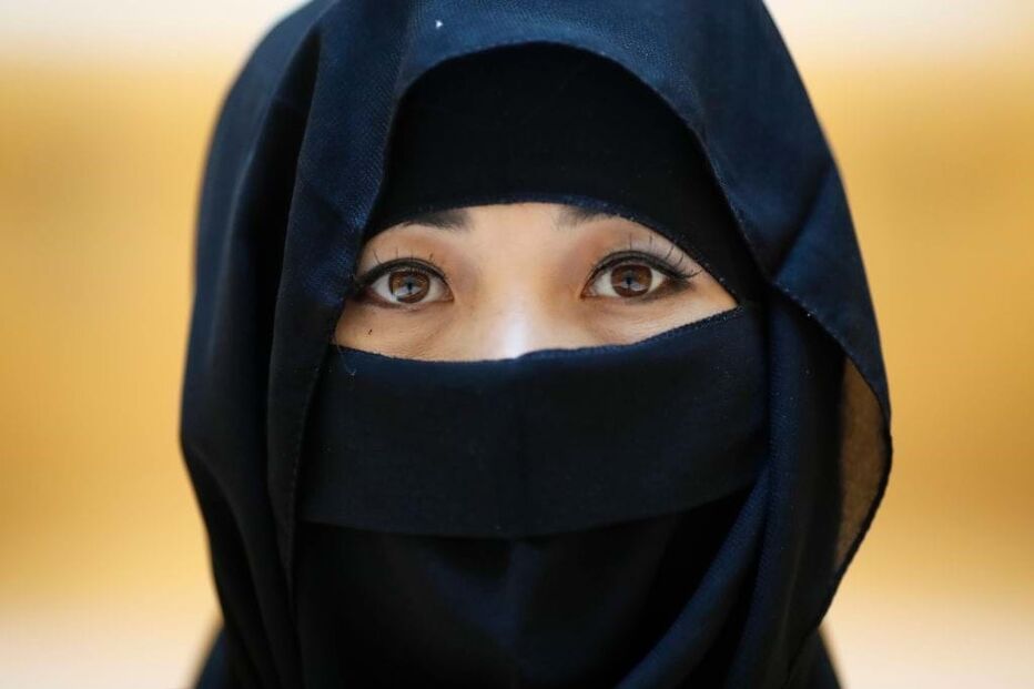 França vai proibir o uso de abayas islâmicas nas escolas 