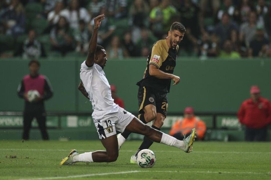 Otávio Ataíde numa disputa de bola com o jogador do Sporting, Paulinho