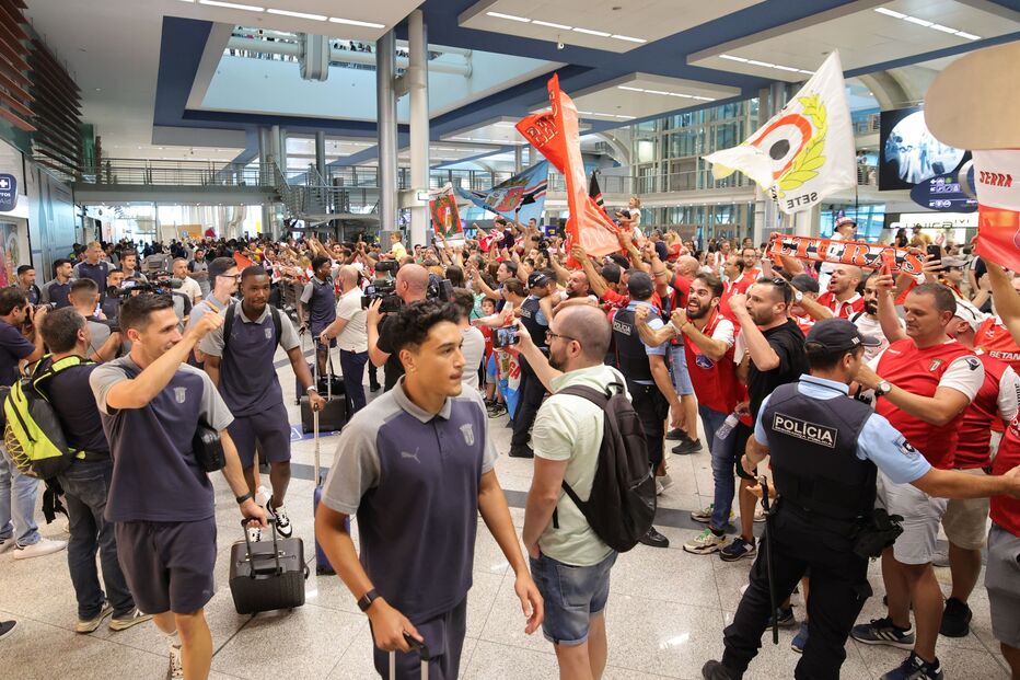 Comitiva do Sp. Braga recebida em festa no aeroporto do Porto por centenas de adeptos