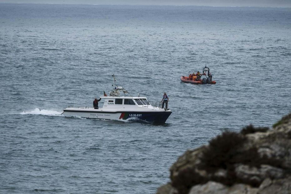 Autoridades fazem buscas por pescador de 25 anos desaparecido ao largo de Peniche 