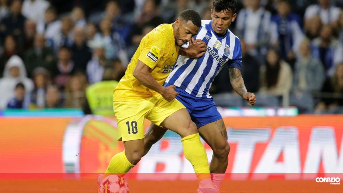 Jogador do FC Porto tem acidente em carro de luxo e desaparece do radar das autoridades