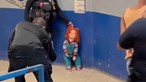 Polícia detém e algema boneco 'chucky' que estava a ser usado para assustar pessoas no México