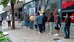 Máfia das senhas lucra com o desespero de pessoas que querem ser atendidas na Loja do Cidadão em Lisboa. Veja na CMTV