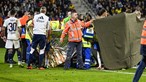 Guarda-redes do Waalwijk perde os sentidos após choque com jogador do Ajax. Partida foi suspensa