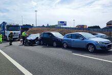 Mulher gravemente ferida após colisão entre um camião e cinco carros em Gaia