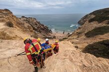 Mulher resgatada na praia de São João Vaz