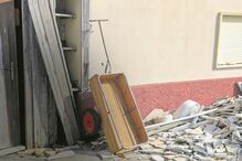 O carrinho de mão usado para levar o corpo