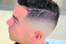 Ronaldo corta o cabelo enquanto vê a CMTV