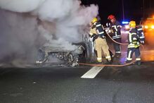 Carro totalmente consumido pelas chamas na A8 em Loures