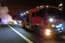 Carro totalmente consumido pelas chamas na A8 em Loures