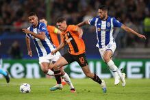 David Carmo (à esquerda) viu um amarelo nos primeiros minutos do encontro do FC Porto com o Shakhtar