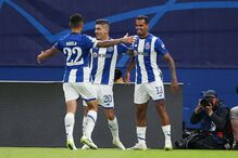 FC Porto festeja o primeiro golo no jogo frente ao Shakhtar, apontado por Galeno