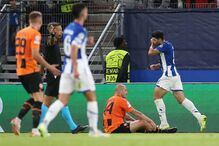 Mehdi Taremi festeja o terceiro golo do FC Porto, após assistência de Galeno