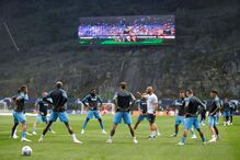 Jogadores Nápoles no aquecimento, antes do encontro com o Sp. Braga na Champions