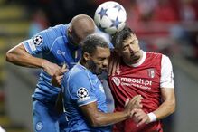 Jogadores do Sp. Braga e do Nápoles disputam uma bola