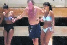 Frágil: Em 2020, Julio Iglesias foi fotografado a andar com a ajuda de duas desconhecidas