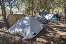 Várias pessoas vivem agora em tendas na QUinta dos Ingles, perto da praia de Carcavelos