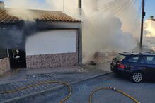 Fogo deflagra numa habitação em Setúbal e casal fica desalojado