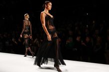 Irina Shayk e Naomi Campbell foram as estrelas do desfile 