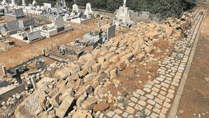 Mau tempo destrói campas em cemitério em Alijó
