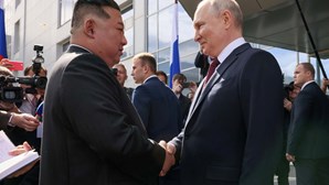 Dos apertos de mão à reunião com Vladimir Putin: A visita de Kim Jong-un à Rússia 