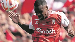Niakaté regressa à defesa no jogo frente ao Nápoles na Champions