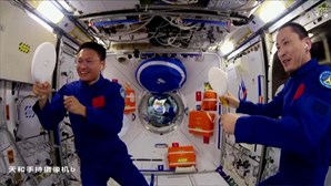 Astronautas jogam pingue-pongue no espaço com gotículas de água