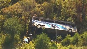 Dois mortos em despiste de autocarro que transportava banda escolar nos EUA