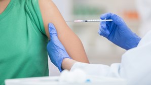 Campanha de vacinação contra a gripe e Covid-19 vai começar a conta gotas