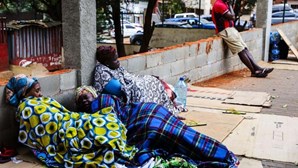 Cartões servem de cama às famílias que acompanham doentes nos hospitais de Luanda