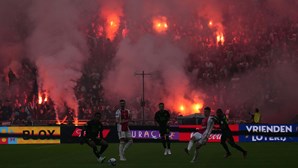 Tochas no relvado e estádio vandalizado: Clássico Ajax-Feyenoord suspenso devido a onda de violência