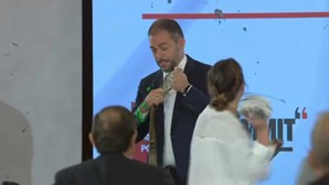 Ministro do Ambiente atacado com tinta verde em conferência da CNN Portugal