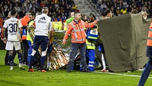 Guarda-redes do Waalwijk perde os sentidos após choque com jogador do Ajax. Partida foi suspensa