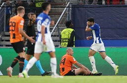 Mehdi Taremi festeja o terceiro golo do FC Porto, após assistência de Galeno