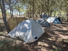 Várias pessoas vivem agora em tendas na QUinta dos Ingles, perto da praia de Carcavelos