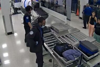 Agentes do aeroporto de Miami apanhados por câmaras a furtar malas de passageiros