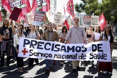 Centenas de pessoas marcham em Lisboa pela saúde pública