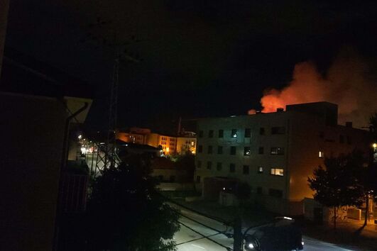 Incêndio em Pedrouços ameaça habitações