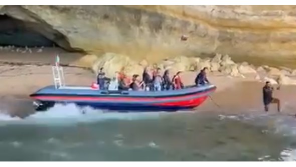 Barco turístico fica sem motor na gruta de Benagil