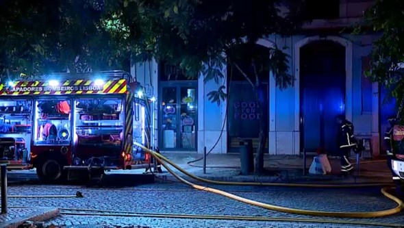 Incêndio num restaurante em Lisboa mobiliza mais de duas dezenas de bombeiros