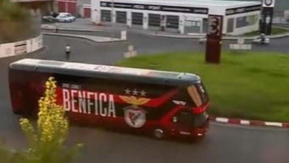 Autocarro do Benfica já chegou ao Estádio da Luz