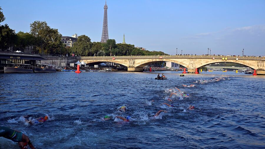Atletas disputam prova de Triatlo no rio Sena, em Paris