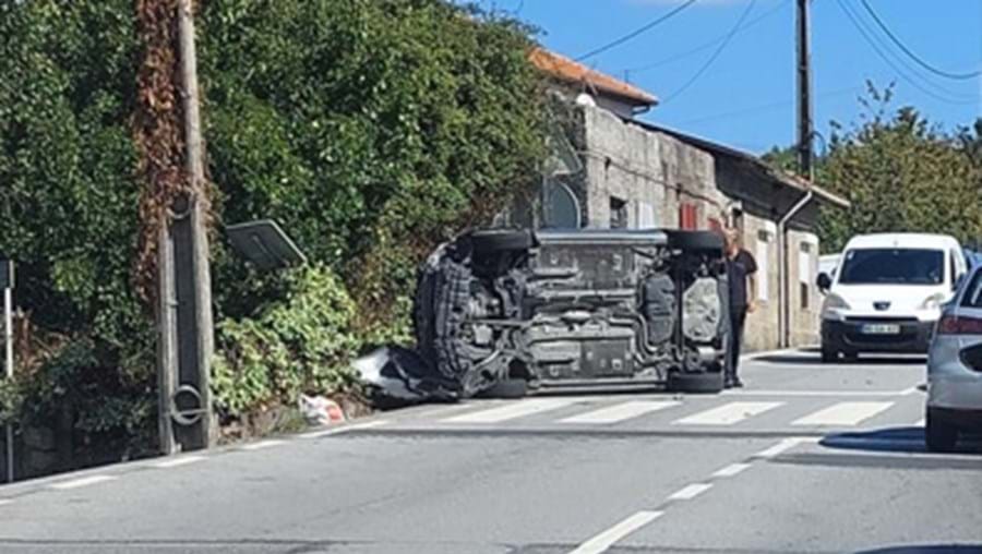 Capotamento faz um ferido ligeiro e complica o trânsito em Guimarães