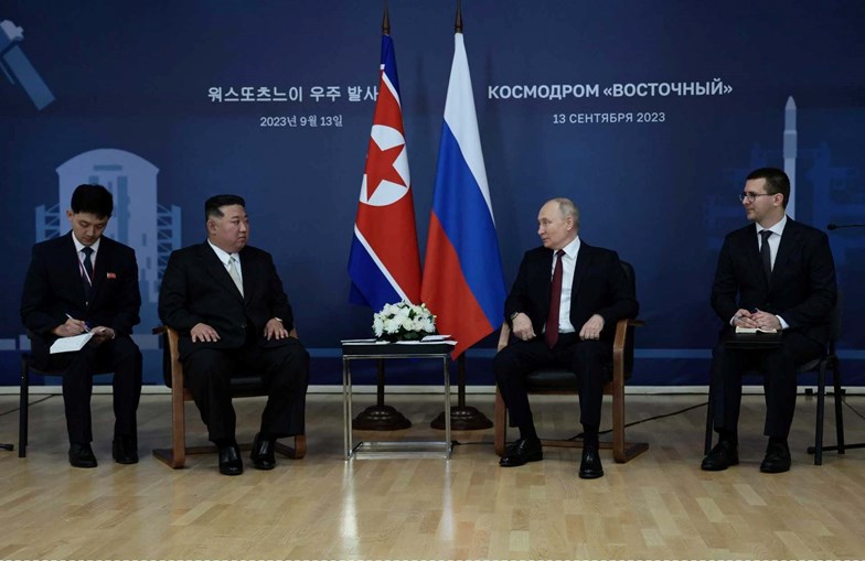 Vladimir Putin e Kim Jong-un reúnem-se no Cosmódromo de Vostochny
