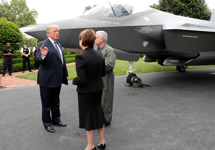 Donald Trump apresenta um dos F-35 americanos