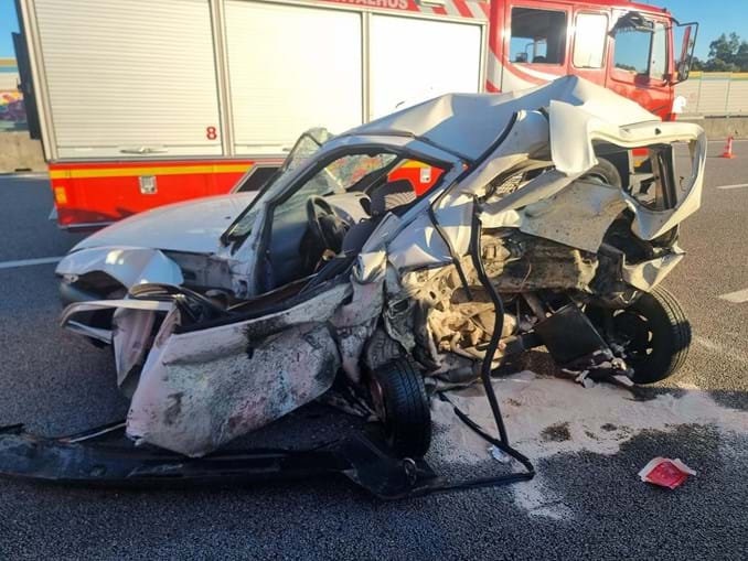 Dois mortos e um ferido grave em acidente entre dois carros na A1 em Gaia
