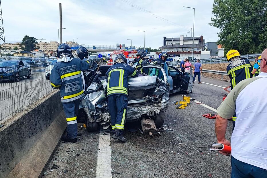 Mulher gravemente ferida após colisão entre um camião e cinco carros em Gaia
