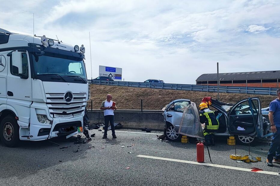Mulher gravemente ferida após colisão entre um camião e cinco carros em Gaia
