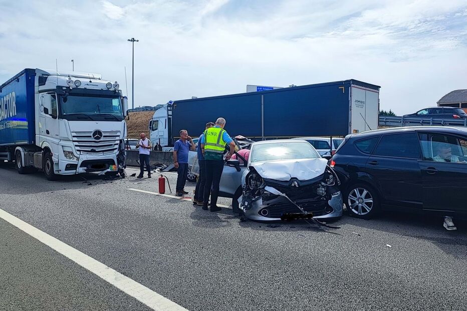 Mulher gravemente ferida após colisão entre um camião e cinco carros em Gaia