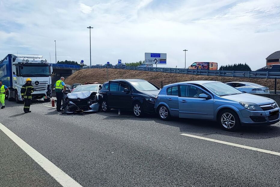 Mulher gravemente ferida após colisão entre um camião e cinco carros em Gaia